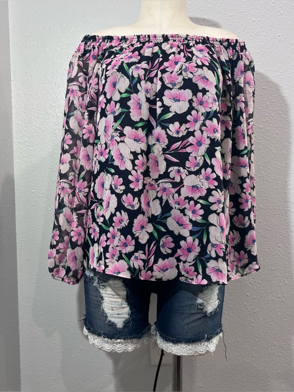 Tommy Hilfiger Lined Blouse (Size XL)Long Sleeves, On or Off Shoulder.